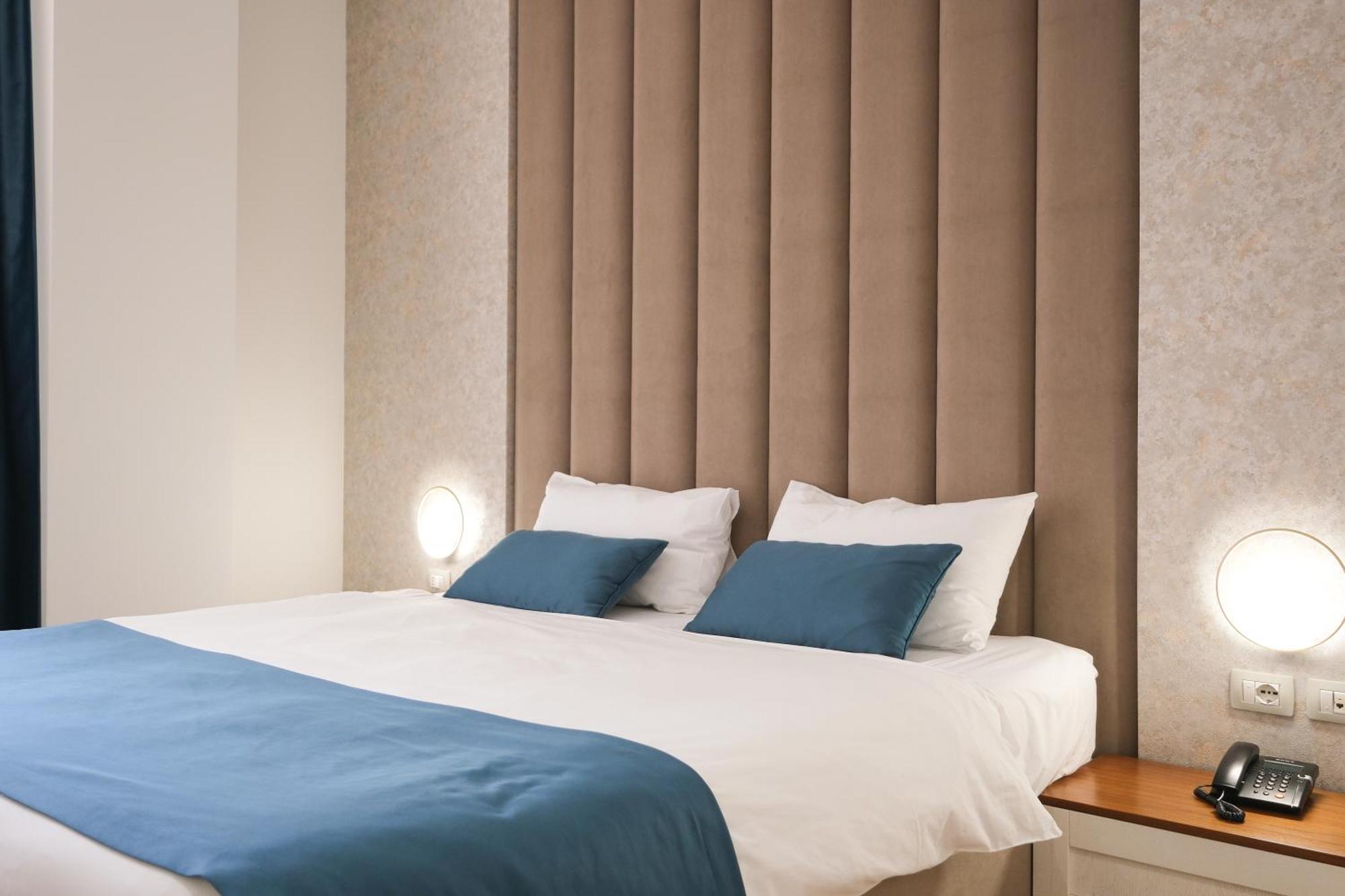 Golden , Hotel