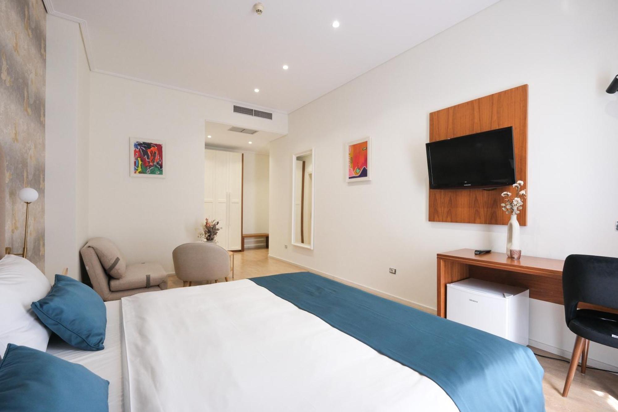 Golden , Hotel