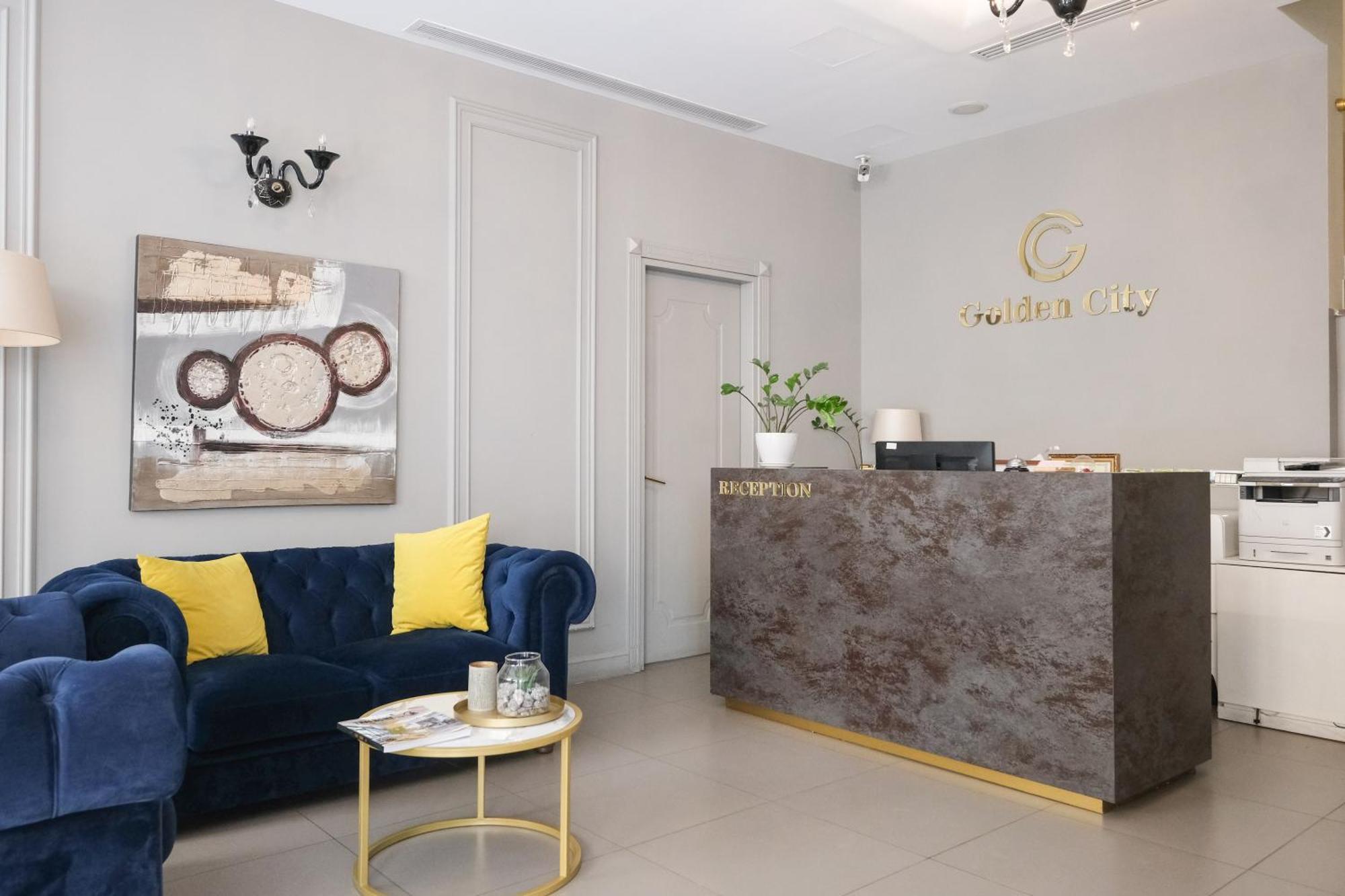 Golden , Tirana